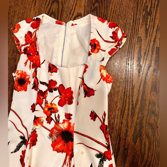 Gorgeous Karen Millen tulip shaped dress with red flowers - Picture 15 of 16